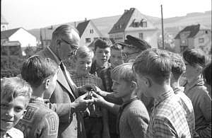 1956ca_rektor goebel mit klasse_n